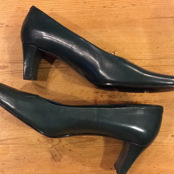 🍋NWT Hunter Green Pumps - Picture 3 of 8